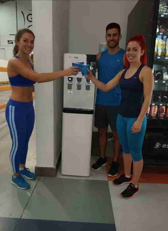 Cliente satisfecho con fuente de agua sin garrafas en Valencia 03
