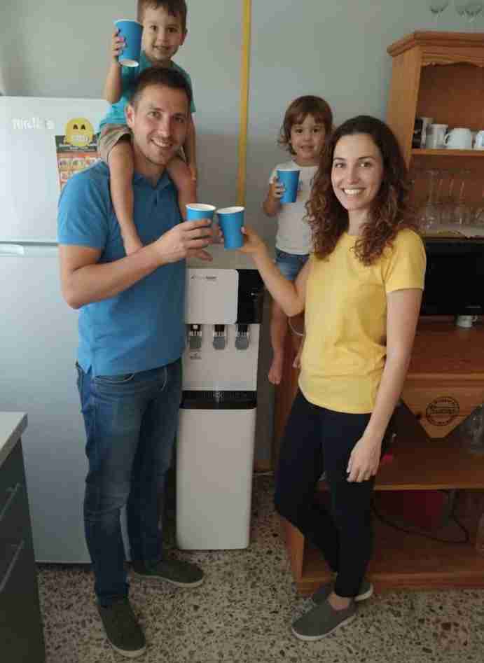 Cliente satisfecho con fuente de agua sin garrafas en Valencia 01